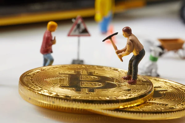 Ein Kleiner Bergmann Gräbt Auf Einer Grafikkarte Mit Goldmünze Bitcoin — Stockfoto