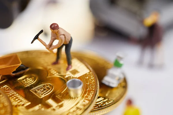 Ein Kleiner Bergmann Gräbt Auf Einer Grafikkarte Mit Goldmünze Bitcoin — Stockfoto