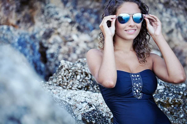 Mooi Meisje Een Gele Bikini Poseren Het Strand — Stockfoto