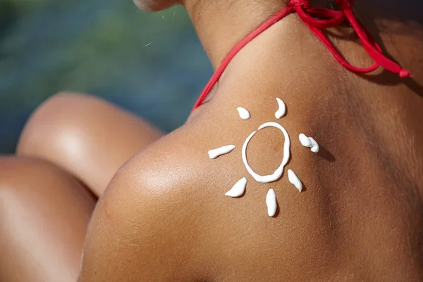 Mujer Con Crema Bronceadora Playa Forma Sol —  Fotos de Stock