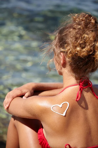 Teenage Girls Back Sunburn Heart Sun Lotion — Stock Photo, Image