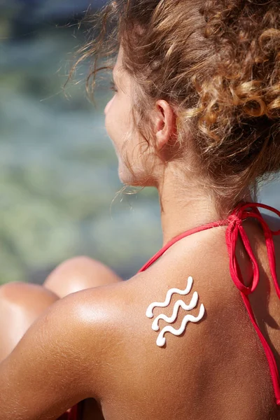 Woman Suntan Lotion Beach Form Waves — Stock Photo, Image