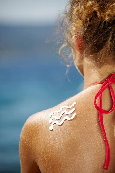 Mulher Com Loção Bronzeada Praia Forma Ondas — Fotografia de Stock