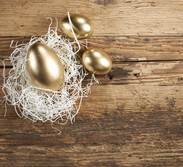 Goldene Ostereier Nest Auf Rustikalem Holzgrund — Stockfoto