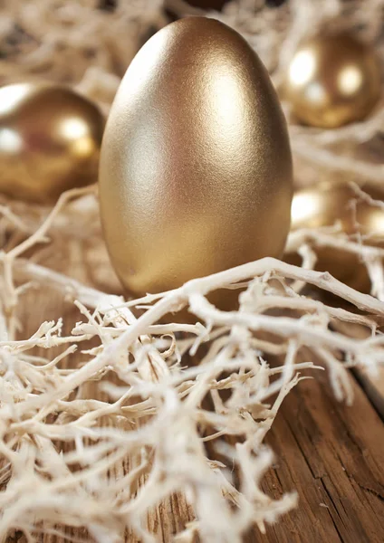 Goldene Ostereier Nest Auf Rustikalem Holzgrund — Stockfoto