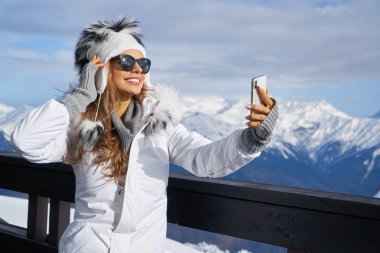                     Sonra bir kış sporları tesisi terasta istirahat kadın.           