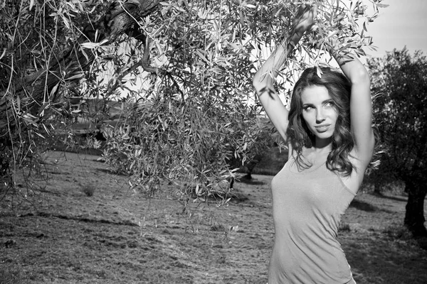 Hermosa Mujer Modelo Moda Jardín Oliva Toscana Italia —  Fotos de Stock
