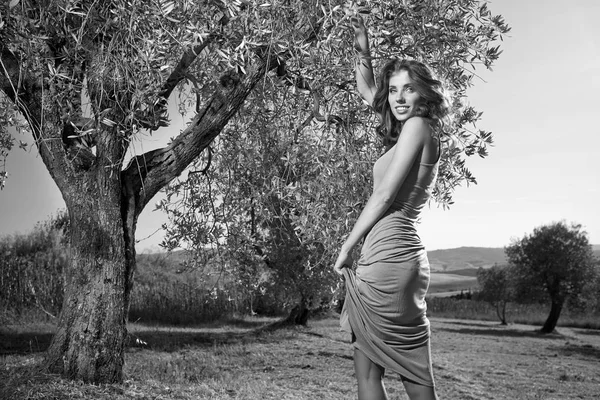 オリーブの庭で美しいファッション モデルの女性 トスカーナ イタリア — ストック写真