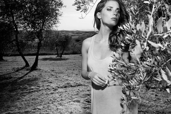 美丽时尚模型在橄榄园餐厅的女子 托斯卡纳意大利 — 图库照片
