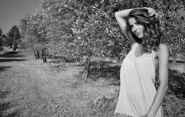 Belle Mannequin Femme Dans Jardin Olivier Toscane Italie — Photo