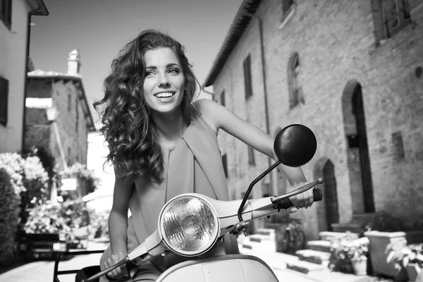 Mujer Italiana Scooter Las Calles Ciudad Toscana Disparar —  Fotos de Stock
