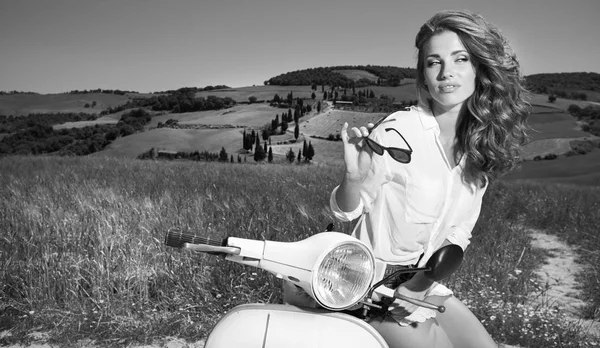 Отдых Италии Девушка Скутере — стоковое фото
