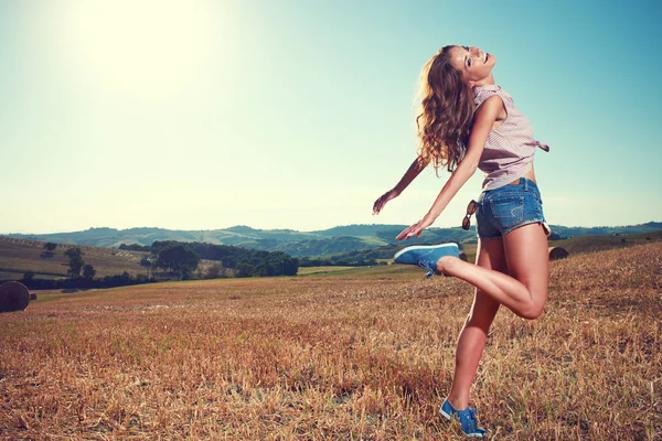 Ragazza Che Cammina Sul Campo Campagna — Foto Stock