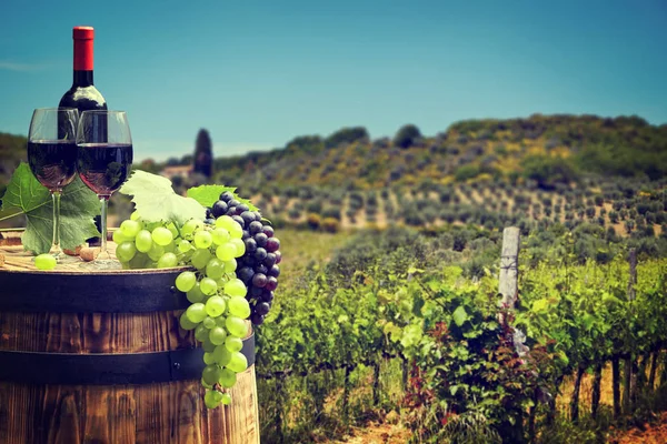 Vin Rouge Avec Tonneau Sur Vignoble Toscane Verte Italie — Photo
