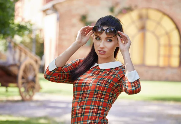 Sorridente Donna Estiva Con Occhiali Sole Nel Giardino All Italiana — Foto Stock