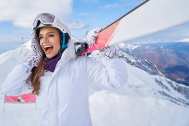                    Kayak ve Kayak ile güzel bir kadın portresi uygun kış dağda.            