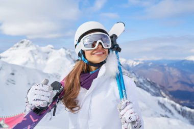                    Kayak ve Kayak ile güzel bir kadın portresi uygun kış dağda.            