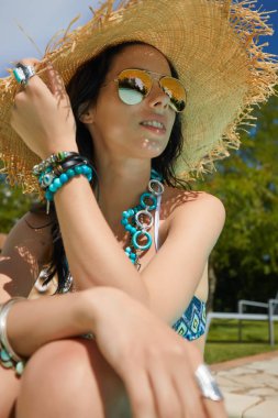 Yaz aylarında İtalyan Bahçe istirahat kadın. Güzel kadın yaz aylarında İtalyan Bahçe dinlenme 