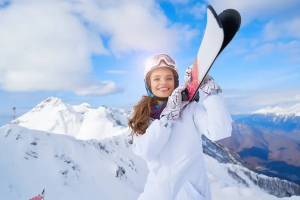 美丽的妇女的画像与滑雪和滑雪服在冬天山 — 图库照片