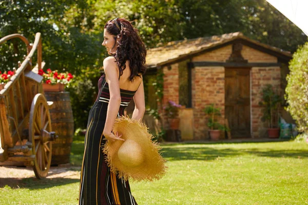 Vrouw Rusten Zomer Italiaanse Tuin Mooie Vrouw Rusten Zomer Italiaanse — Stockfoto