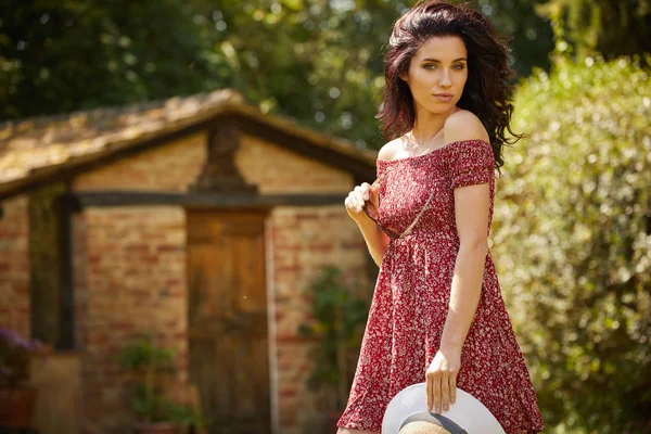 Mujer Descansando Verano Jardín Italiano Hermosa Mujer Descansando Verano Jardín —  Fotos de Stock