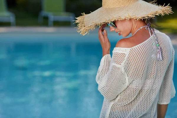 Mujer Joven Sombrero Grande Relajándose Cerca Piscina —  Fotos de Stock