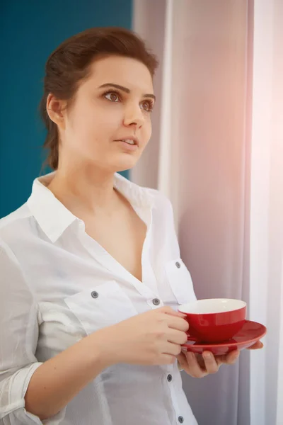 Pihentető Erkélyen Gazdaság Csésze Kávé Vagy Tea Stock Fotó — Stock Fotó