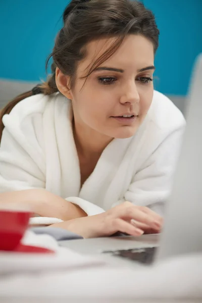 Jovem Mulher Trabalhando Com Laptop Deitado Cama Quarto Brilhante Acolhedor — Fotografia de Stock