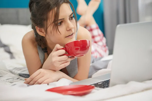 Young Woman Working Laptop Lying Bed Bright Cozy Bedroom Home — Stock Photo, Image