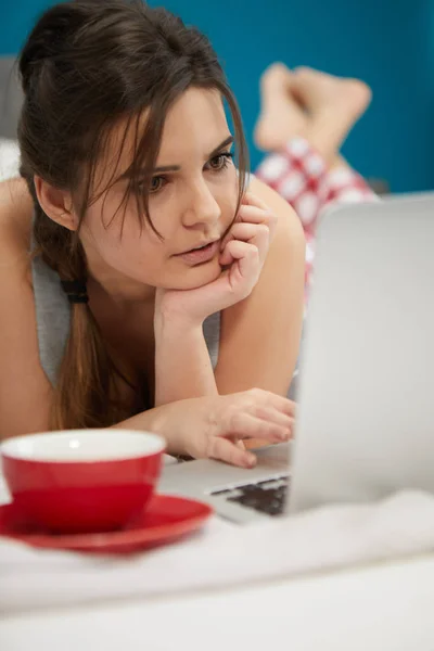 Feliz Casual Bela Mulher Trabalhando Laptop Sentado Cama Casa — Fotografia de Stock