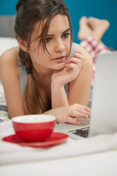 Jonge Vrouw Met Laptop Liggen Het Bed Lichte Gezellige Slaapkamer — Stockfoto