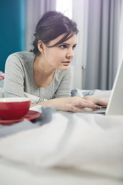 Femeie Tânără Care Lucrează Laptopul Întins Pat Dormitorul Luminos Confortabil — Fotografie, imagine de stoc