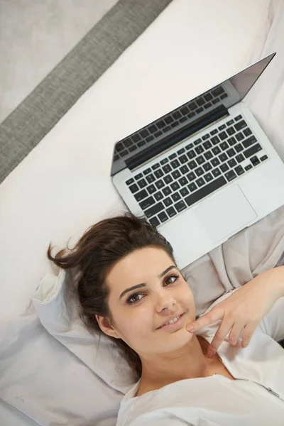 Tânără Femeie Fericită Relaxare Patul Conectează Laptop Vedere Sus — Fotografie, imagine de stoc