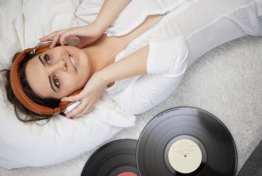 Vinil için dinleme dinlenme seksi kadın görüntüsünü