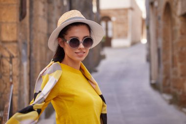 Europe eğlenceli, mutlu romantik kadın yaz tatil İtalya, 