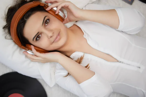 Εικόνα Της Ανάπαυσης Σέξι Γυναίκα Ακούγοντας Βινυλίου — Φωτογραφία Αρχείου