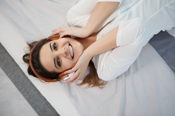 Menina Cama Escuta Música Fones Ouvido — Fotografia de Stock