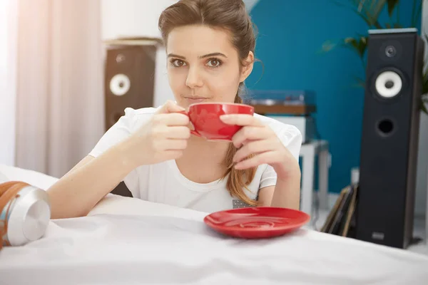 Vrouw drinken's ochtends koffie in bed. — Stockfoto