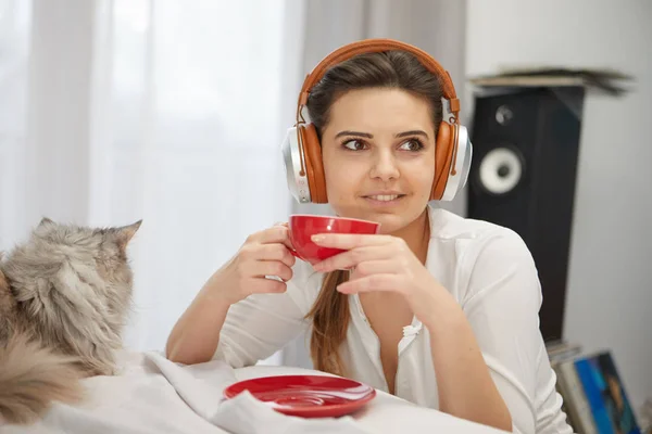 Mujer bebiendo café de la mañana en la cama . — Foto de Stock