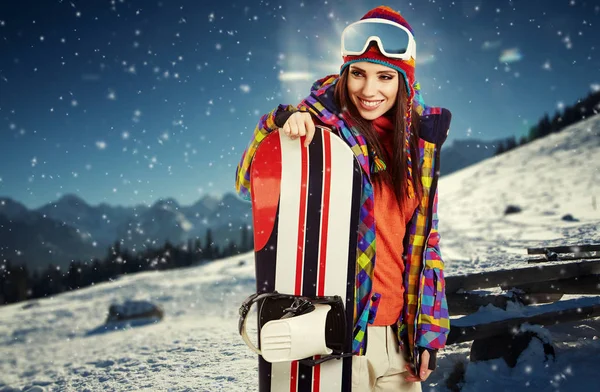 Açık havada snowboard ile seksi kadın — Stok fotoğraf