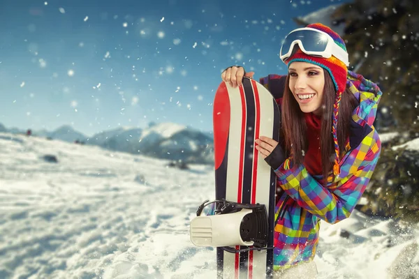 Mujer sexy con snowboard al aire libre — Foto de Stock