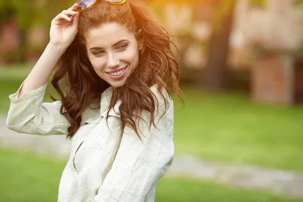 Bella Donna Che Riposa Estate Giardino All Italiana — Foto Stock