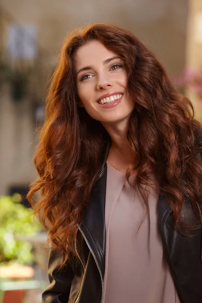 Hermosa Mujer Caminando Corriendo Alegre Alegre Sonriendo Toscana Italia —  Fotos de Stock