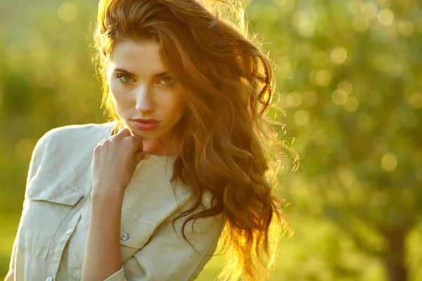 Portrait Jeune Belle Femme Dans Lumière Coucher Soleil — Photo