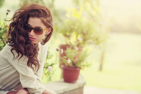 イタリア式庭園にサングラスを掛けた笑顔の夏女 — ストック写真
