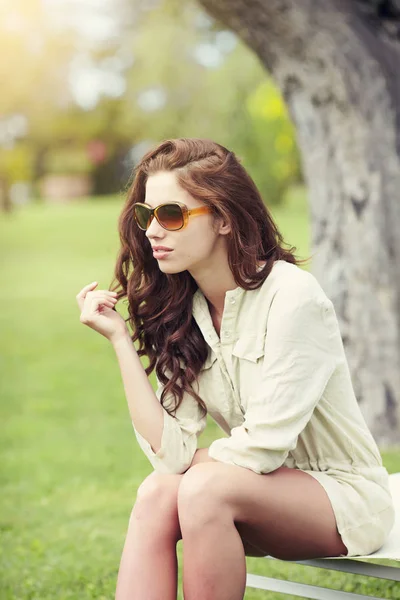 イタリア式庭園にサングラスを掛けた夏の笑顔の女の子 — ストック写真