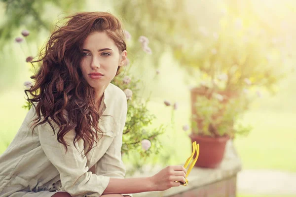 Sorridente Donna Estiva Con Occhiali Sole Nel Giardino All Italiana — Foto Stock