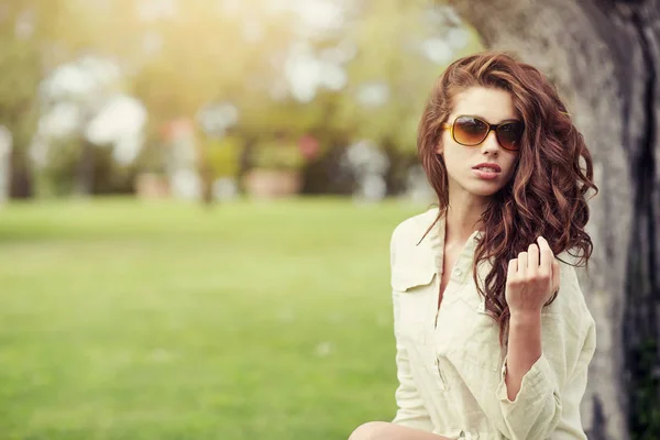 Mulher Verão Sorridente Com Óculos Sol Jardim Italiano — Fotografia de Stock