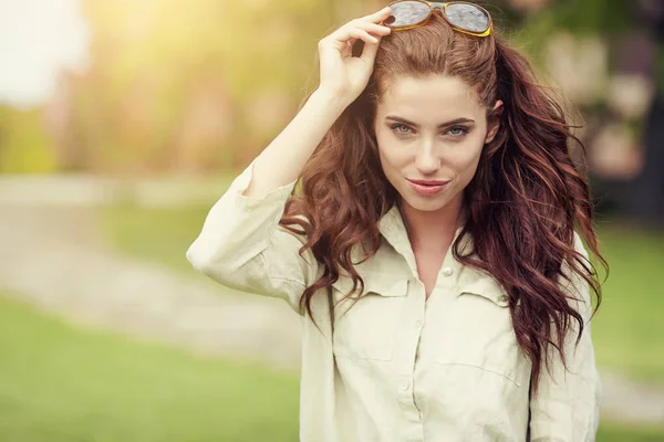 Lachende Vrouw Van Zomer Met Zonnebril Italiaanse Tuin — Stockfoto