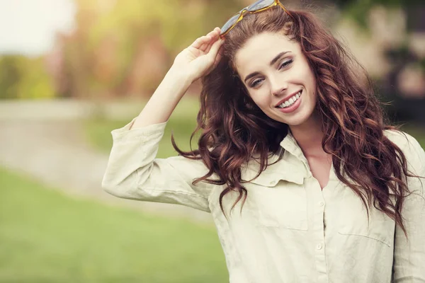 Mujer Sonriente Verano Con Gafas Sol Jardín Italiano —  Fotos de Stock